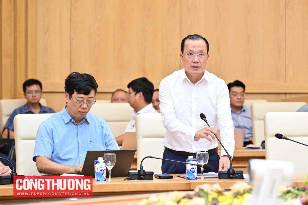 nsmo-bao-dam-cung-ung-dien-an-toan-va-on-dinh-cac-thang-cuoi-nam-2025_6895a571ccbb4 Tổng Giám đốc Công ty Vận hành hệ thống điện và thị trường điện Quốc gia (NSMO) Nguyễn Đức Ninh báo cáo tại cuộc họp về tình hình và giải pháp đảm bảo cung cấp điện các tháng còn lại của năm 2025 và các năm 2026-2030, đặc biệt sau những ngày nắng nóng và phụ tải tăng cao