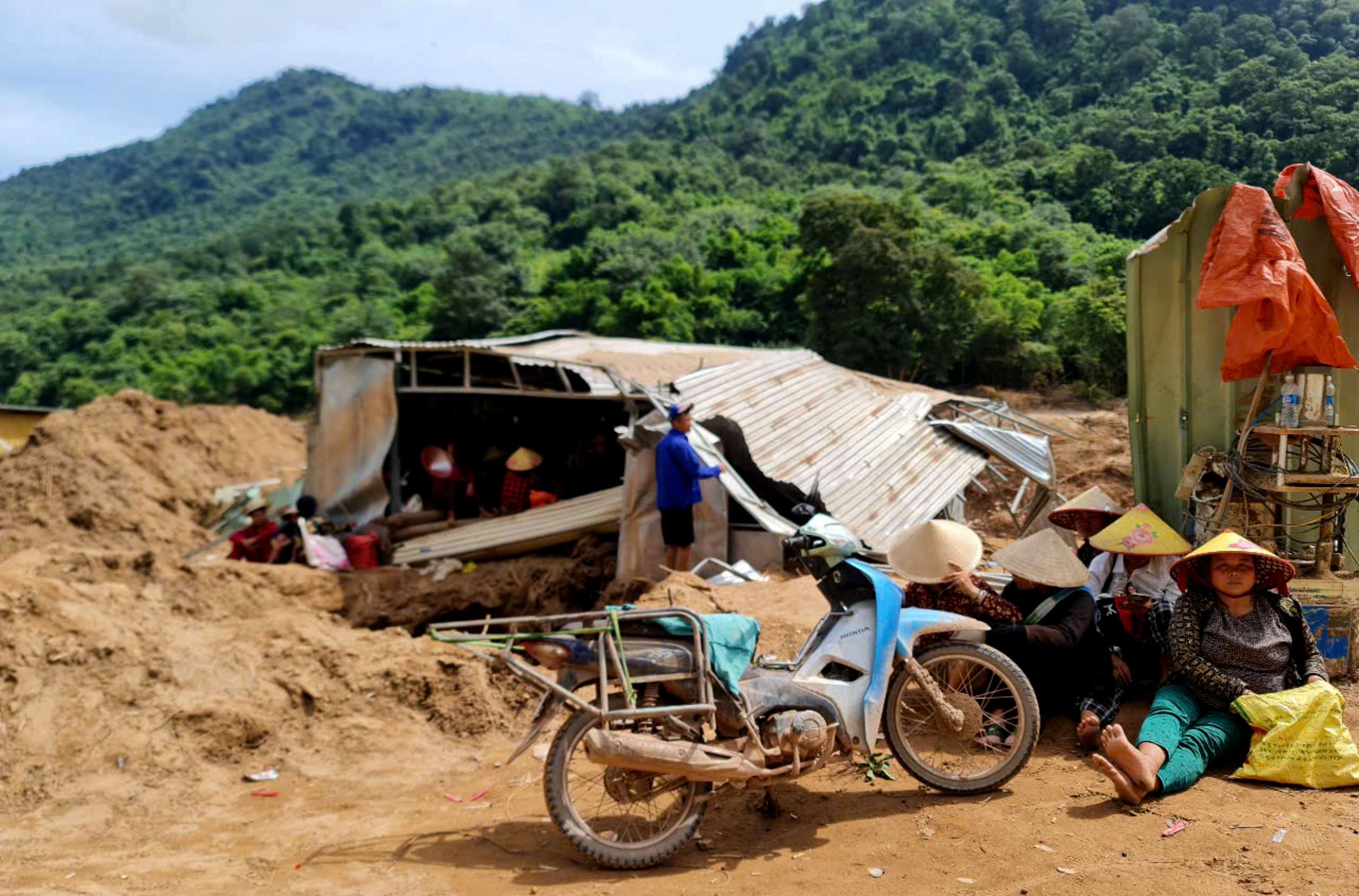 Tạp chí Biển Việt Nam trao 45 suất quà cho người dân vùng lũ