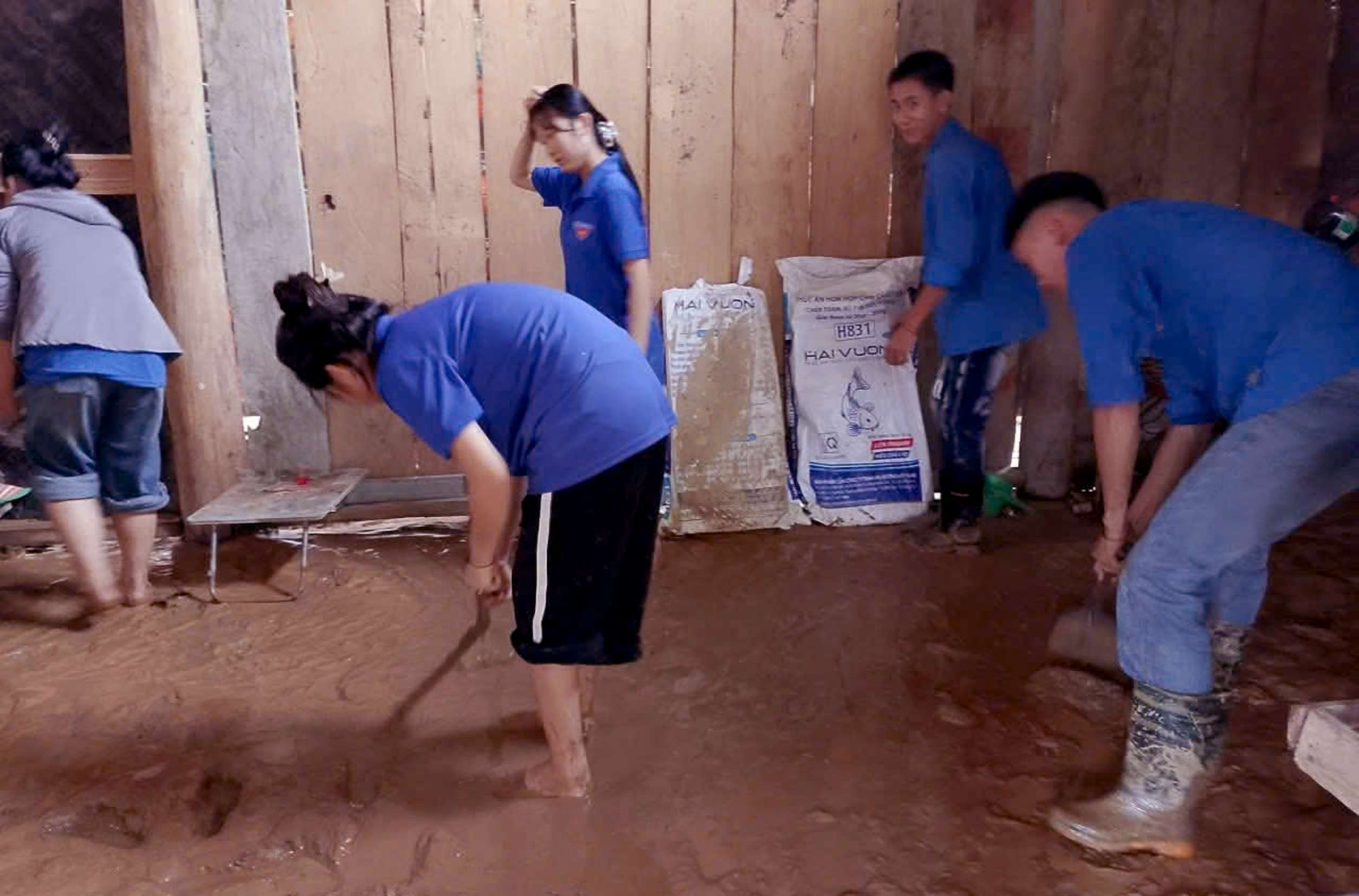 Nghệ An: Lũ bất ngờ ập vào trong đêm khiến nhiều nhà, tài sản bị vùi lấp