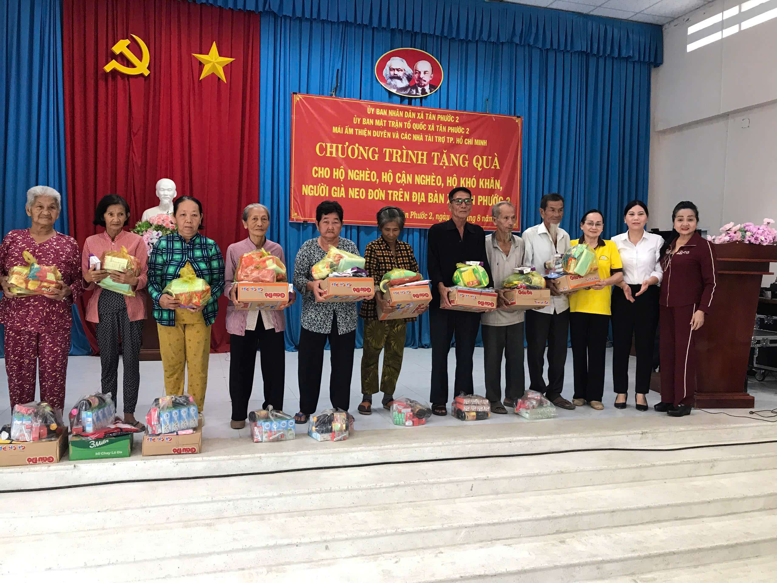 Nghệ sĩ Minh Béo và Mái Ấm Thiện Duyên trao quà cho người dân khó khăn tại tỉnh Đồng Tháp và Vĩnh Long