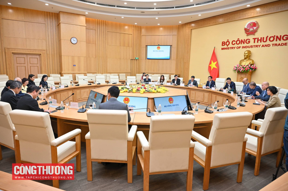 Bộ trưởng Nguyễn Hồng Diên đã có buổi tiếp làm việc với Chủ tịch Tập đoàn ThaiBev cùng lãnh đạo Tổng Công ty Cổ phần Bia - Rượu - Nước giải khát Sài Gòn (SABECO).