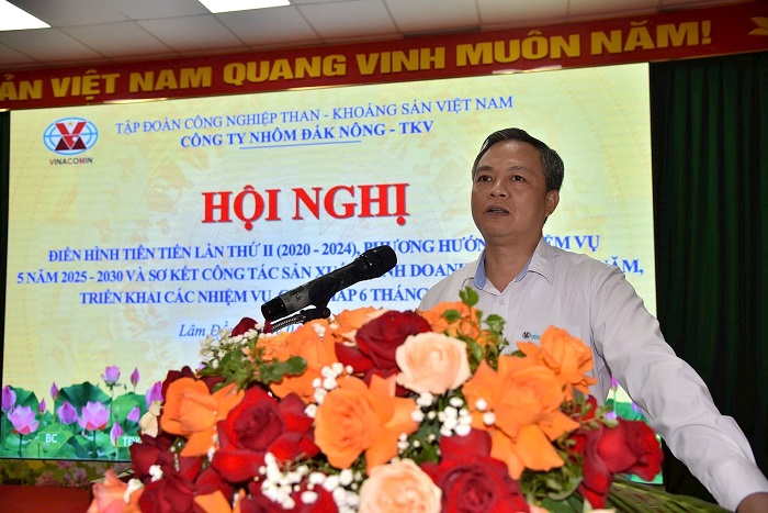 Giám đốc Công ty Nhôm Đắk Nông - TKV Nguyễn Bá Phong phát biểu tại hội nghị