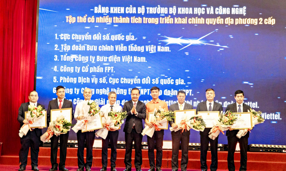 Tập đoàn FPT nhận Bằng khen của Bộ Khoa học và Công nghệ
