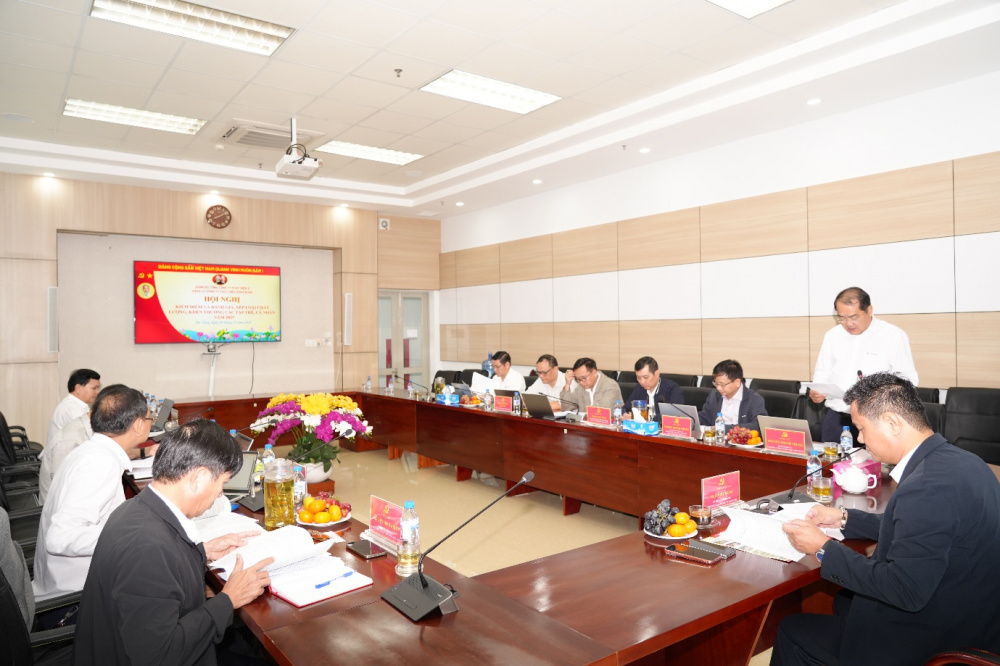 Đồng chí Ngô Việt Hưng – Ủy viên Ban Chấp hành Đảng bộ Tổng công ty, Phó Tổng giám đốc Tổng công ty Phát điện 2 phát biểu chỉ đạo và gợi ý các nội dung kiểm điểm của BCH Đảng bộ Công ty