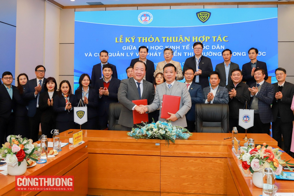 Cục trưởng Cục Quản lý và Phát triển thị trường trong nước Trần Hữu Linh và PGS.TS Bùi Huy Nhượng, Giám đốc Đại học Kinh tế Quốc dân ký kết Thỏa thuận hợp tác giữa hai đơn vị