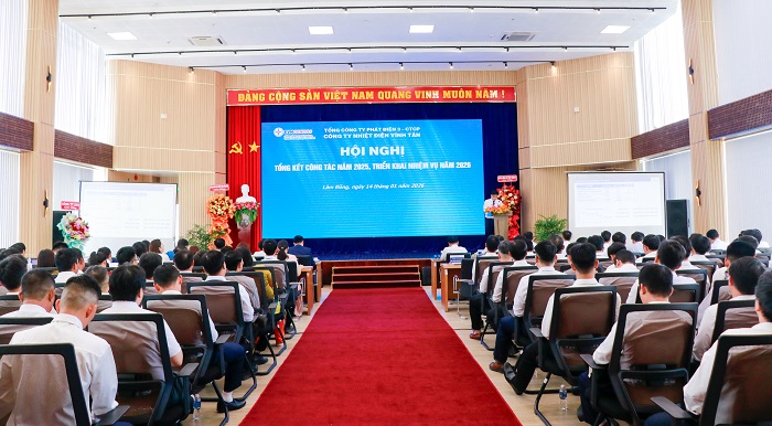 Ông Văng Thanh Hùng - Phó Giám đốc, Chủ tịch Công đoàn Công ty báo cáo tại Hội nghị