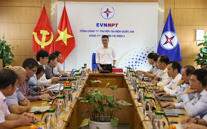 Ông Nguyễn Công Thắng - Giám đốc Công ty Truyền tải điện 3 chỉ đạo công tác đảm bảo cung cấp điện cho ĐHĐB toàn quốc lần thứ XIV của Đảng.