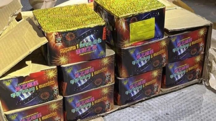 Mua pháo hoa nổ từ cửa khẩu chở đi tiêu thụ tại Bình Dương