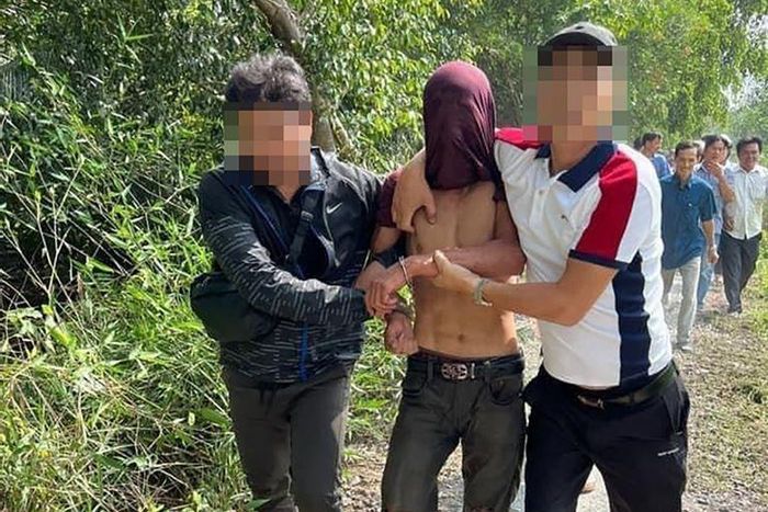 Nhiều cảnh sát truy bắt sát nhân trốn trong rừng keo