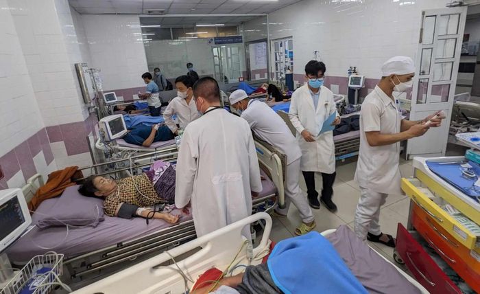 Hàng chục người nhập viện, nghi ngộ độc bánh mì