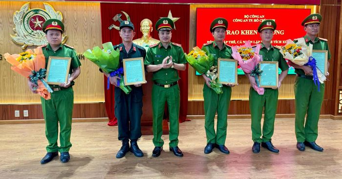 Thưởng nóng tập thể, cá nhân bắt giữ nghi phạm giết nữ nhân viên quán cà phê