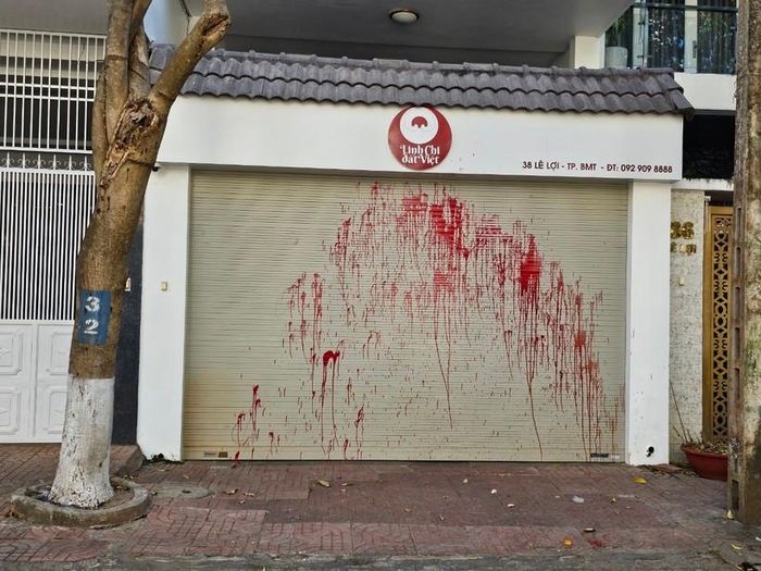 Nhà một Giám đốc ở Đắk Lắk bị tạt sơn trong đêm