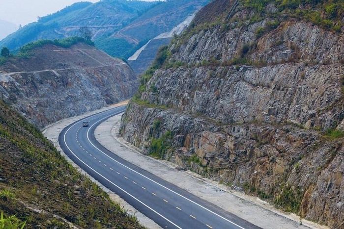 Nhìn từ cao tốc 2 làn xe: Giải bài toán cách nào?