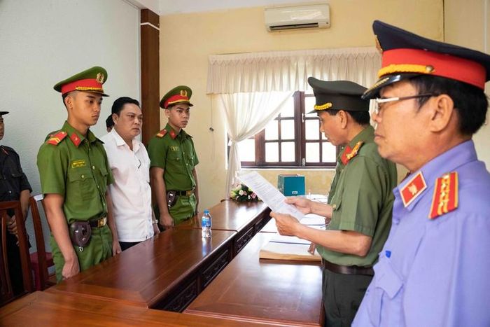 Giám đốc Văn phòng đăng ký đất đai tỉnh Hậu Giang bị bắt