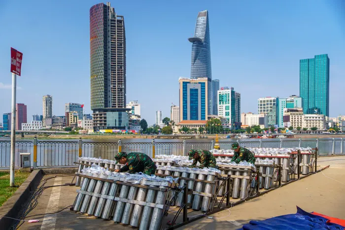 Trận địa pháo hoa trước giờ đón năm mới 2024 ở TP.HCM