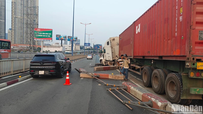 Xe đầu kéo đâm dải phân cách trên cầu Sài Gòn gây kẹt xe kéo dài