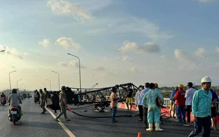 Sập cần cẩu, một người đi đường tử vong tại chỗ