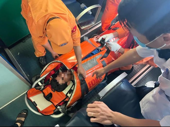 Khẩn cứu thuyền viên tàu cá suy hô hấp nặng, nguy kịch trên biển