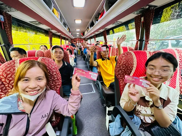 Ấm áp những chuyến xe nghĩa tình đưa công nhân về quê đón Tết