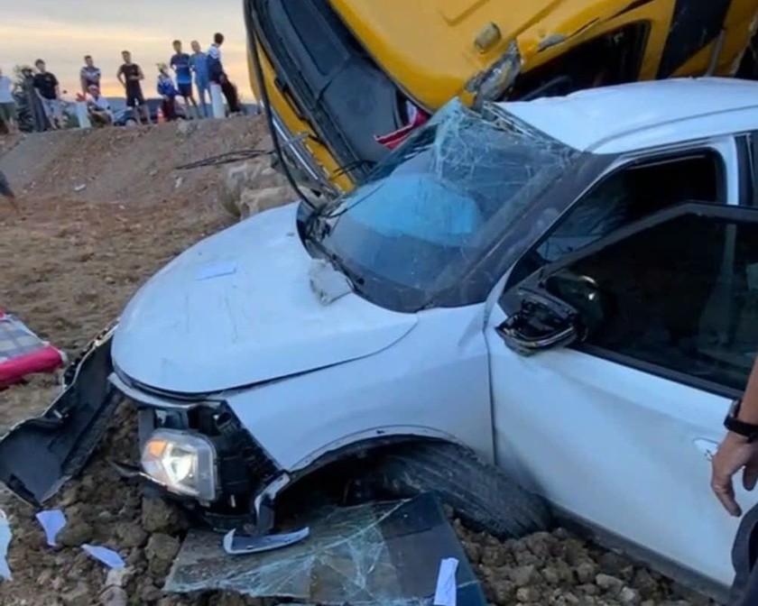 Xe tải và ô tô con bẹp dúm sau cú va chạm trên đường kết nối cao tốc