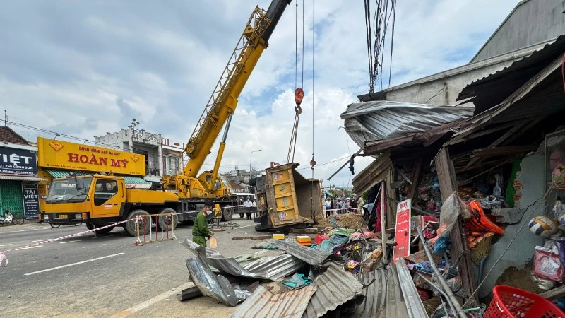 Quảng Ngãi: Tai nạn giao thông nghiêm trọng khiến một người chết, bốn người bị thương