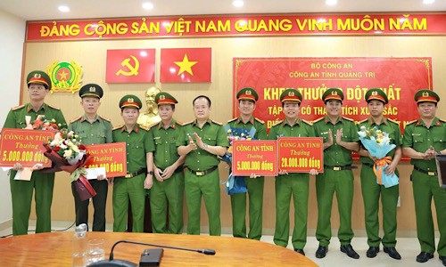 Khen thưởng đột xuất lực lượng điều tra vụ án mạng ở Quảng Trị