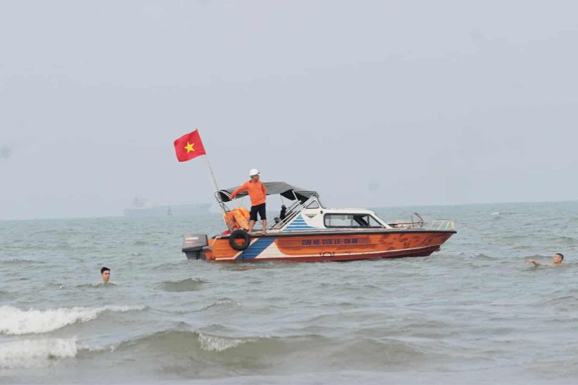 Đôi nam nữ bị nước biển cuốn trôi tử vong trên biển Cửa Lò