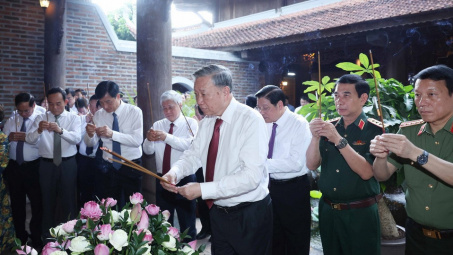 Tổng Bí thư Tô Lâm dâng hương tưởng nhớ Chủ tịch Hồ Chí Minh tại Nghệ An