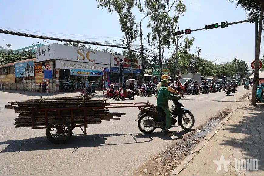 Cảnh sát giao thông xử lý loạt xe tự chế kéo hàng cồng kềnh