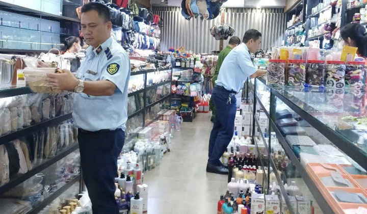 Phú Yên: Tạm giữ gần 1.000 sản phẩm mỹ phẩm, túi xách, bình giữ nhiệt nghi nhập lậu