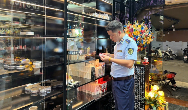 Tạm giữ gần 400 sản phẩm mỹ phẩm nhập lậu tại một cửa hàng ở trung tâm Hà Nội