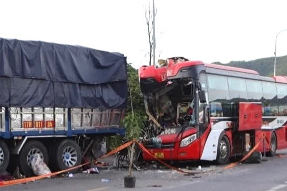 Xe khách va chạm ô tô tải, 1 người tử vong 5 người bị thương
