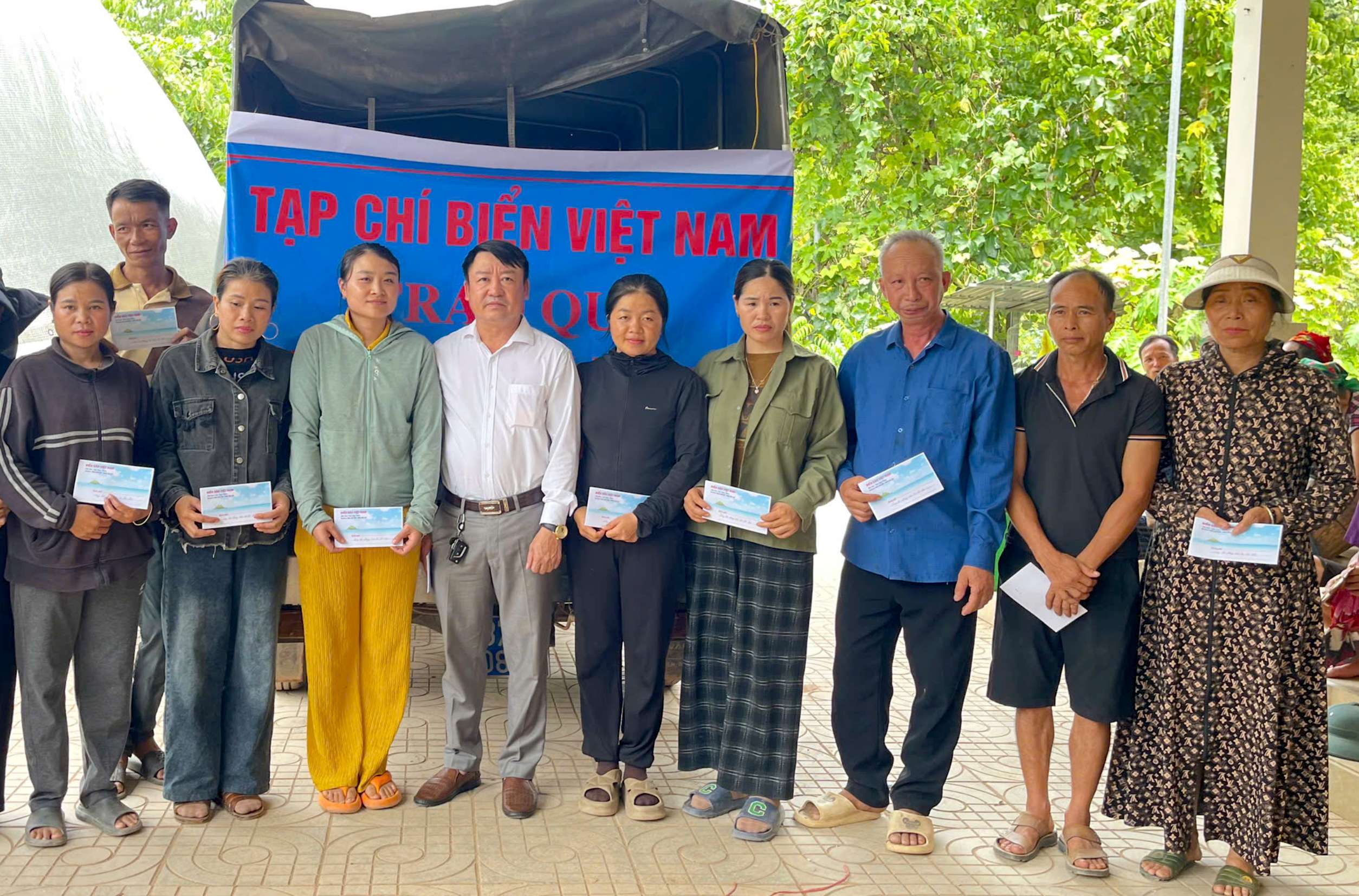 Tạp chí Biển Việt Nam trao 45 suất quà cho người dân vùng lũ